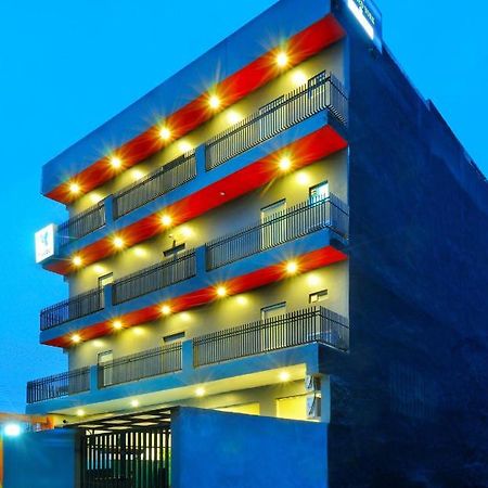 The Red York Hotel Ghaziabad Exterior photo